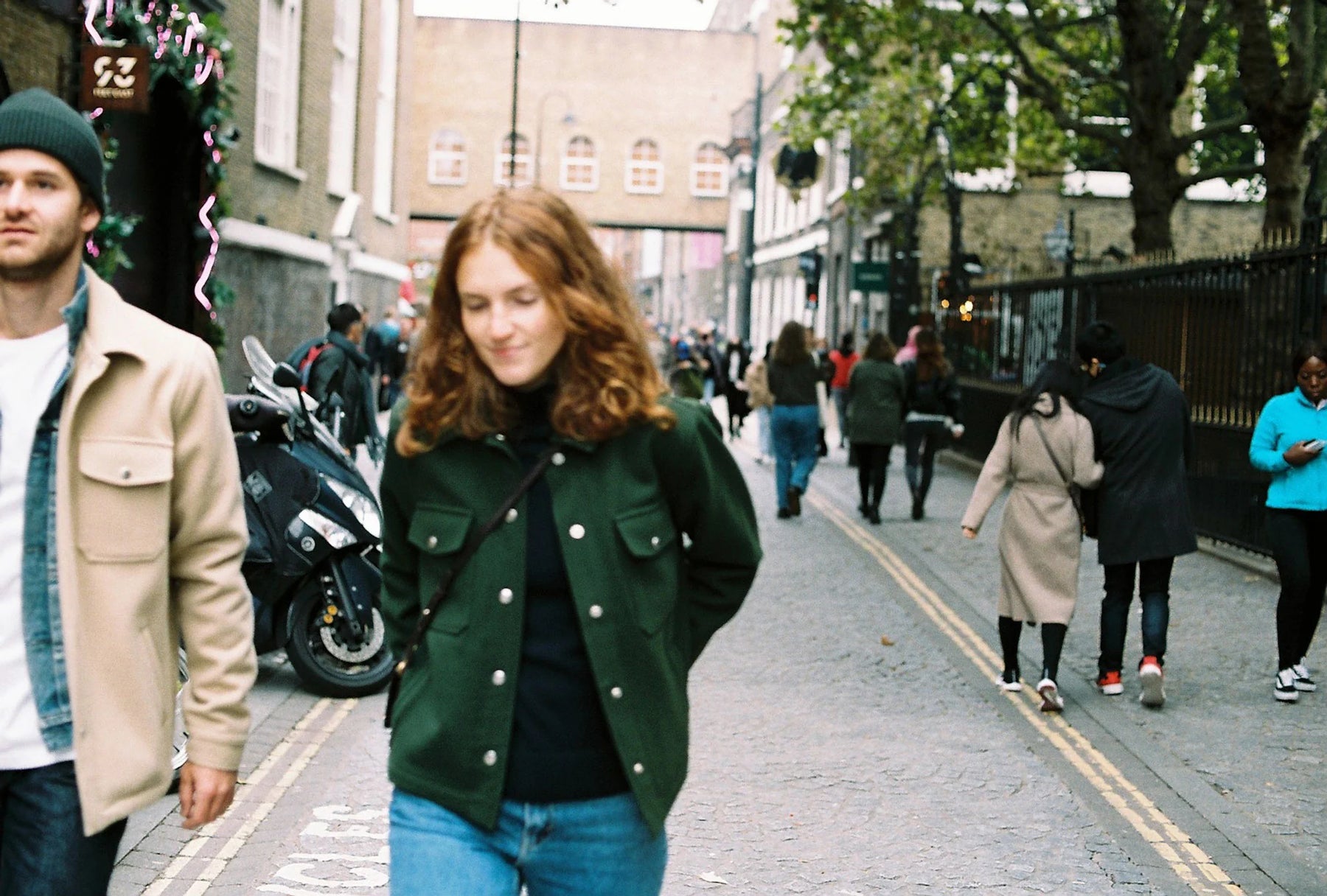 Gallery images of the WOMEN'S BATCH NO.5 - FOREST GREEN